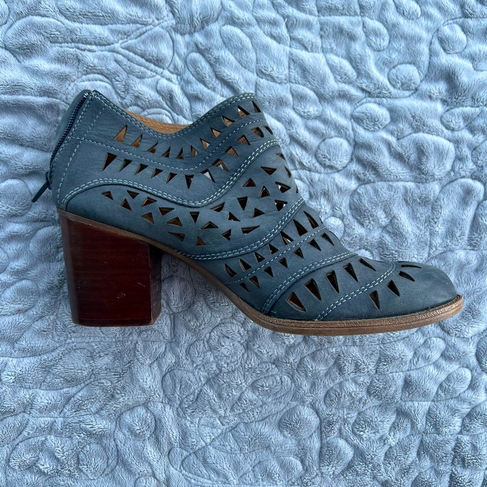 GUC Sofft Laser-Cut Heeled Ankle Boot size 8 - Picture 5 of 10